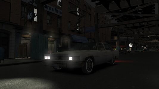 틀:IV에서 녹슨 엠페러의 깨진 오른쪽 헤드라이트.